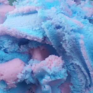 Peut inclure: Gros plan sur une glace moelleuse et douce de couleur bleu et rose en tourbillon.