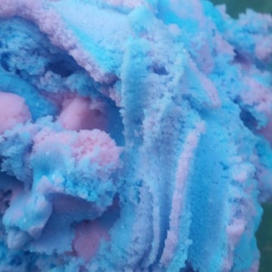 Peut inclure: Gros plan sur une glace bleue et rose avec un motif en spirale.