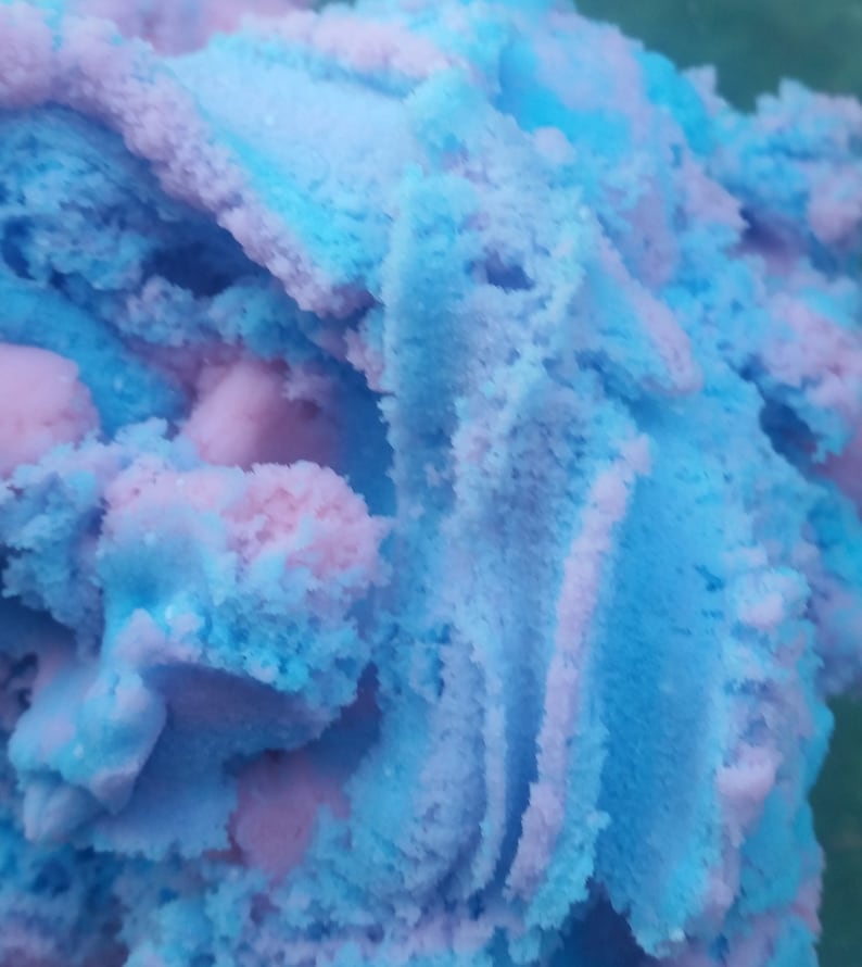 Peut inclure: Gros plan sur une glace bleue et rose avec un motif en spirale.