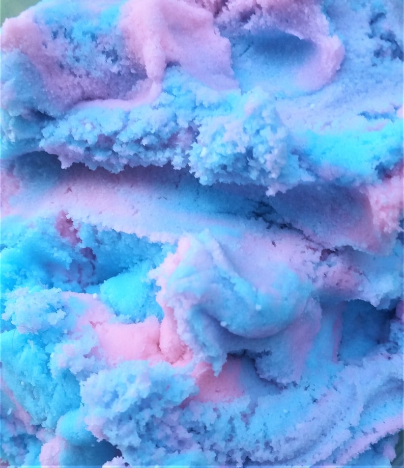 Peut inclure: Gros plan sur une glace &agrave; la vanille bleue et rose. La glace a une texture douce et moelleuse.