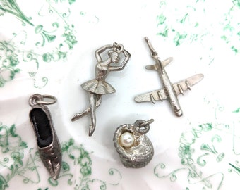 1960s silberfarbene Metall Charm-Anhänger: Ballerina, Flugzeug, Schuh, Muschel