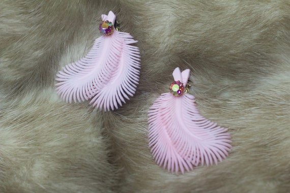Vintage 50s Feather Earrings Clip on Pink Plastic… - image 1
