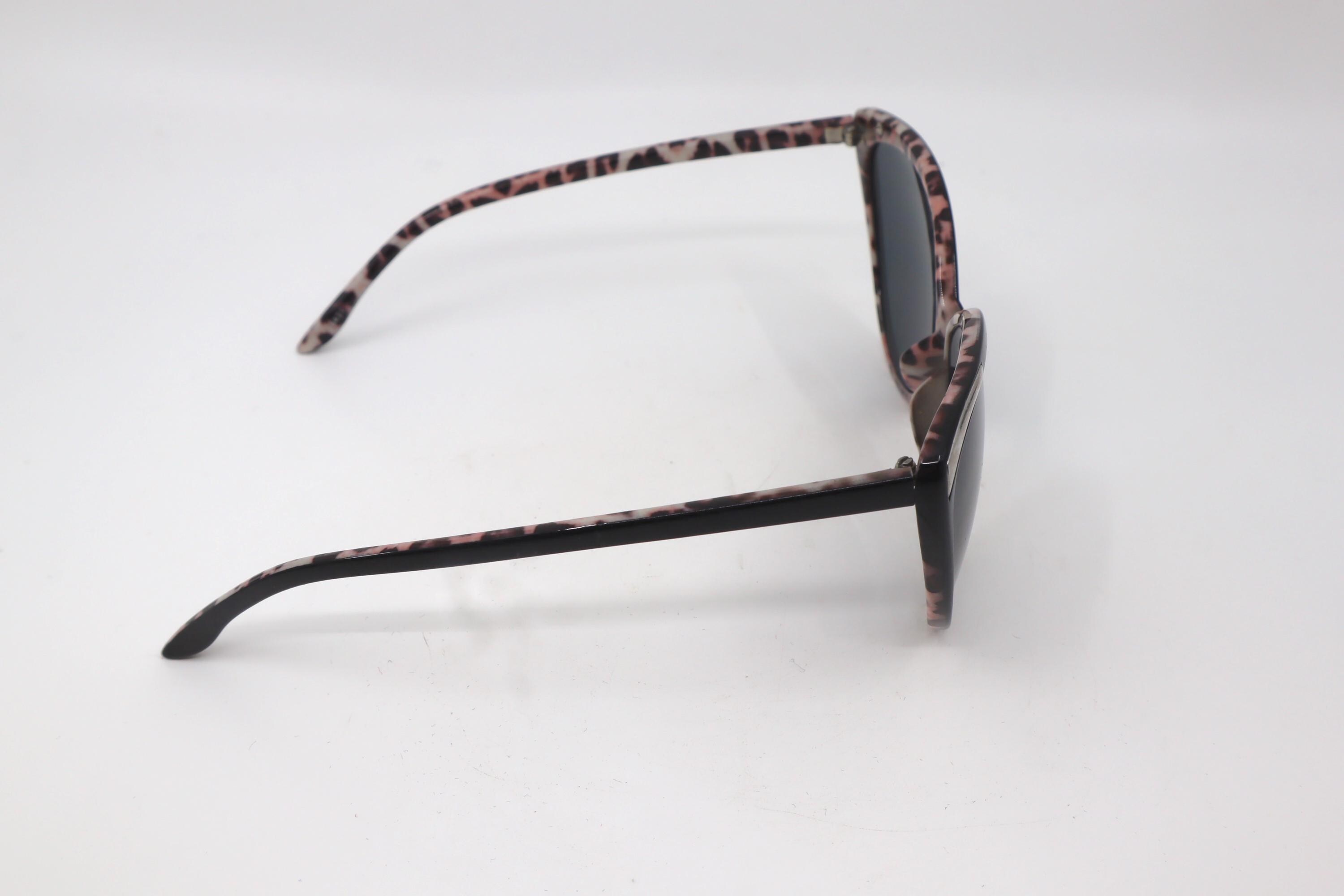 Vintage 1980s Black Cat Eye Sunglasses: Leopard Print Frames  display picture 3