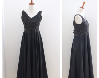 robe noire vintage des années 1950, robe midi des années 1950, robe en taffetas, robe de cocktail des années 60, robe avec appliqués floqués, robe trapèze des années 50 avec jupe ample/Xs/S