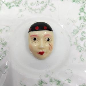 Vintage 1980er Jahre Pierrot Clown Brosche, 80er Jahre Clown Pin, handbemalte Kunststoffbrosche, Boho 80er Jahre Anstecknadel, Vintage Brosche.