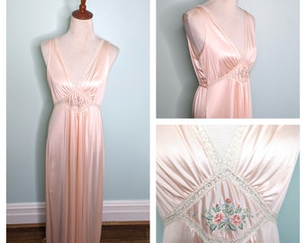 Vintage 40s 50s Nightgown 1940s Peach Embroidered Nightie vintage sleepwear Size M