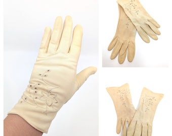 Vintage 60s Gloves, 1960s Cream Beige Gloves, 60s Wrist Gloves, vintage day gloves, 1960s Cotton cut out gloves Size 7