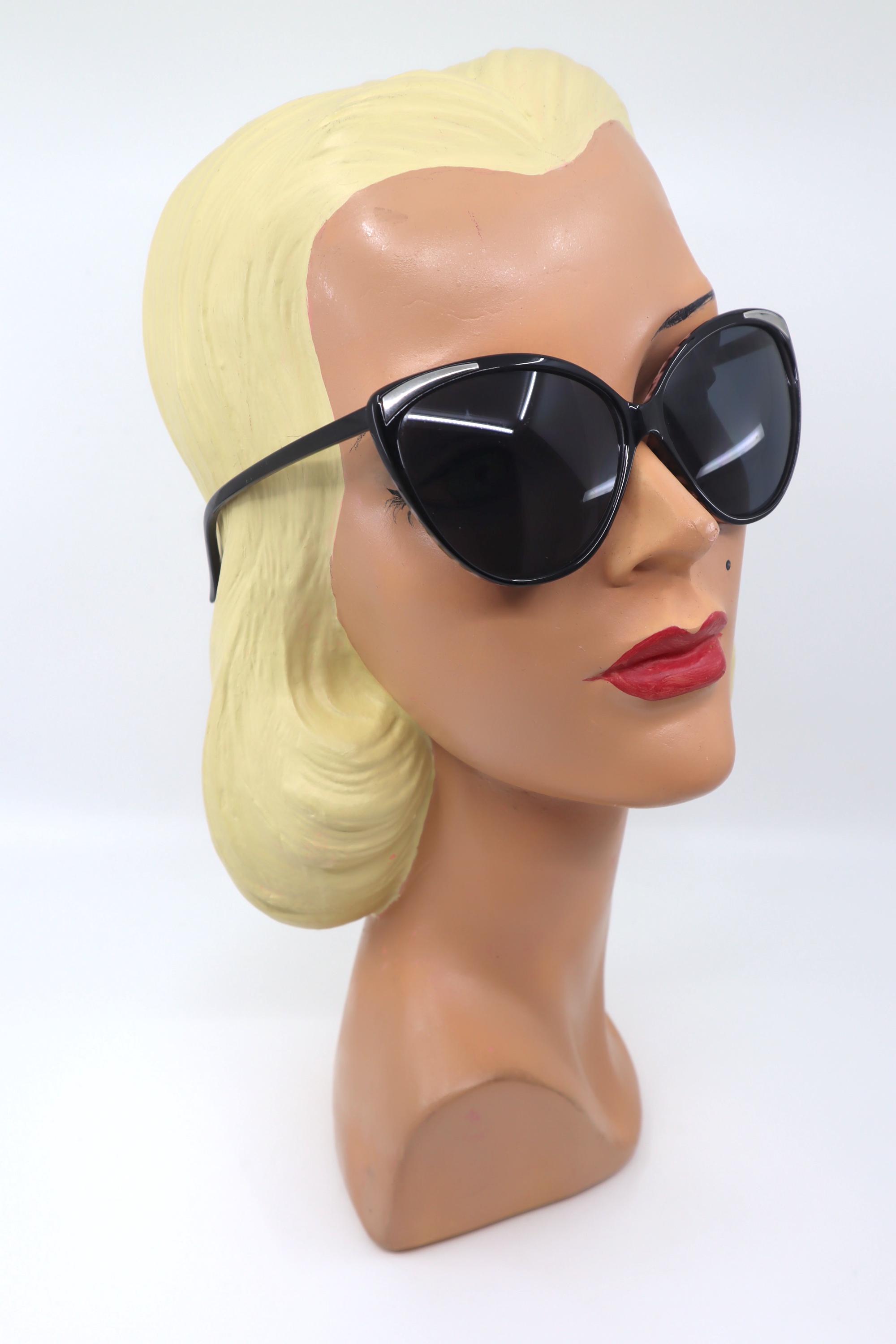 VTG 80’s Bumpers Op Art / Cat Eye Black & White Abstract Pattern Sunglasses 90s graphic eye Black and White Stock Photos & Images - Alamy main image 4