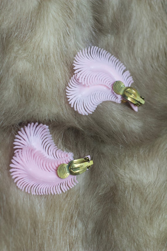 Vintage 50s Feather Earrings Clip on Pink Plastic… - image 2