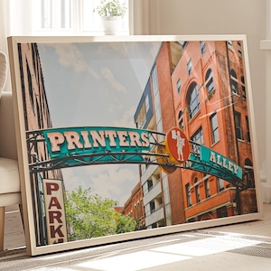 Impresión artística de Nashville, fotografía de viajes, Printers Alley, letrero de Nashville, letrero de neón, centro de Nashville, "Printers Alley"
