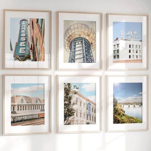 Puede incluir: Una colección de seis fotografías enmarcadas de diversos paisajes urbanos. Las fotos están en blanco y negro y en tonos sepia y presentan edificios, puentes y señales de tráfico.