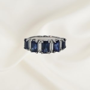 Vintage inspirierter 14k mit goldenem French Cut Saphir & Baguette Diamant Ring