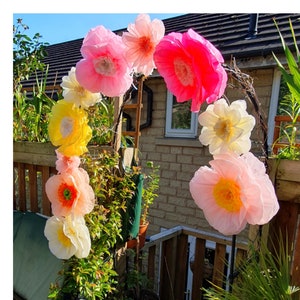 Sfondo da parete con fiori di carta, pompon in tessuto, fiori, feste, matrimoni, compleanni, baby shower, camerette per bambine, decorazioni con papaveri in carta velina