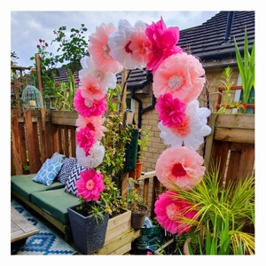 Papierblumen Seidenpapierdekorationen, Sonnenblumenblumenwandhintergrund, Mädchen-Geburtstagsparty, Hochzeit, Hintergrund Babyshower, Gartenparty