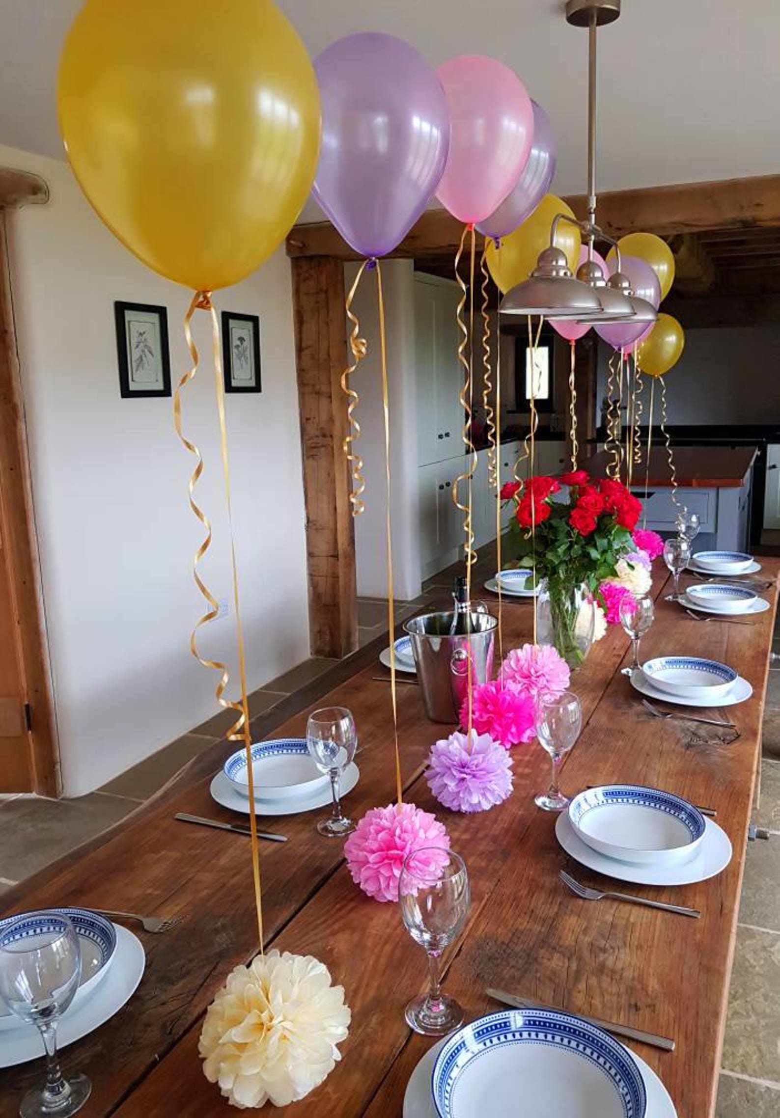 Украшение дня рождения шарами. Бумажные шары на веранду. Украшение кафе шарами на свадьбу. Шары для украшения зала. Украшение стола шарами на день рождения.