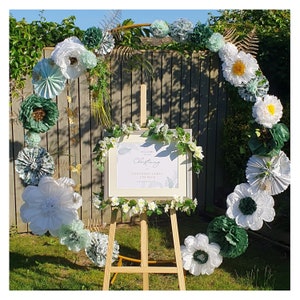 Decorazioni in carta velina con fiori di carta, fondale da parete con fiori di girasoli, festa di compleanno per ragazze, matrimonio, baby shower sullo sfondo, festa in giardino