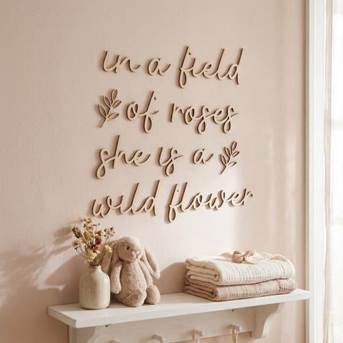 dans un champ de roses, elle est une plaque murale de fleurs sauvages
