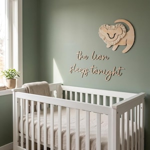 The Lion Sleeps Tonight kunst aan de muur kinderkamer – houten bord met schrift, decoratie babykamer, safari jungle kinderkamer, handgemaakte kinderkamer muurhanger
