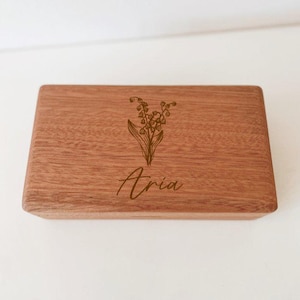 Personalisierte Holz Schmuckschatulle – Geburtsblumen Design | Benutzerdefinierte Erinnerungsbox | Personalisierte Schmuck Aufbewahrung | Einzigartiges Geburtstagsgeschenk