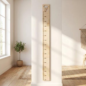Könnte beinhalten: Eine hölzerne Wachstumstabelle mit einem Löwen-Silhouette-Ausschnitt und dem Wort „LEC“ oben. Die Tabelle ist in Zentimetern von 40 cm bis 190 cm markiert, um die Körpergröße zu messen. Sie ist an einer weißen Wand befestigt.