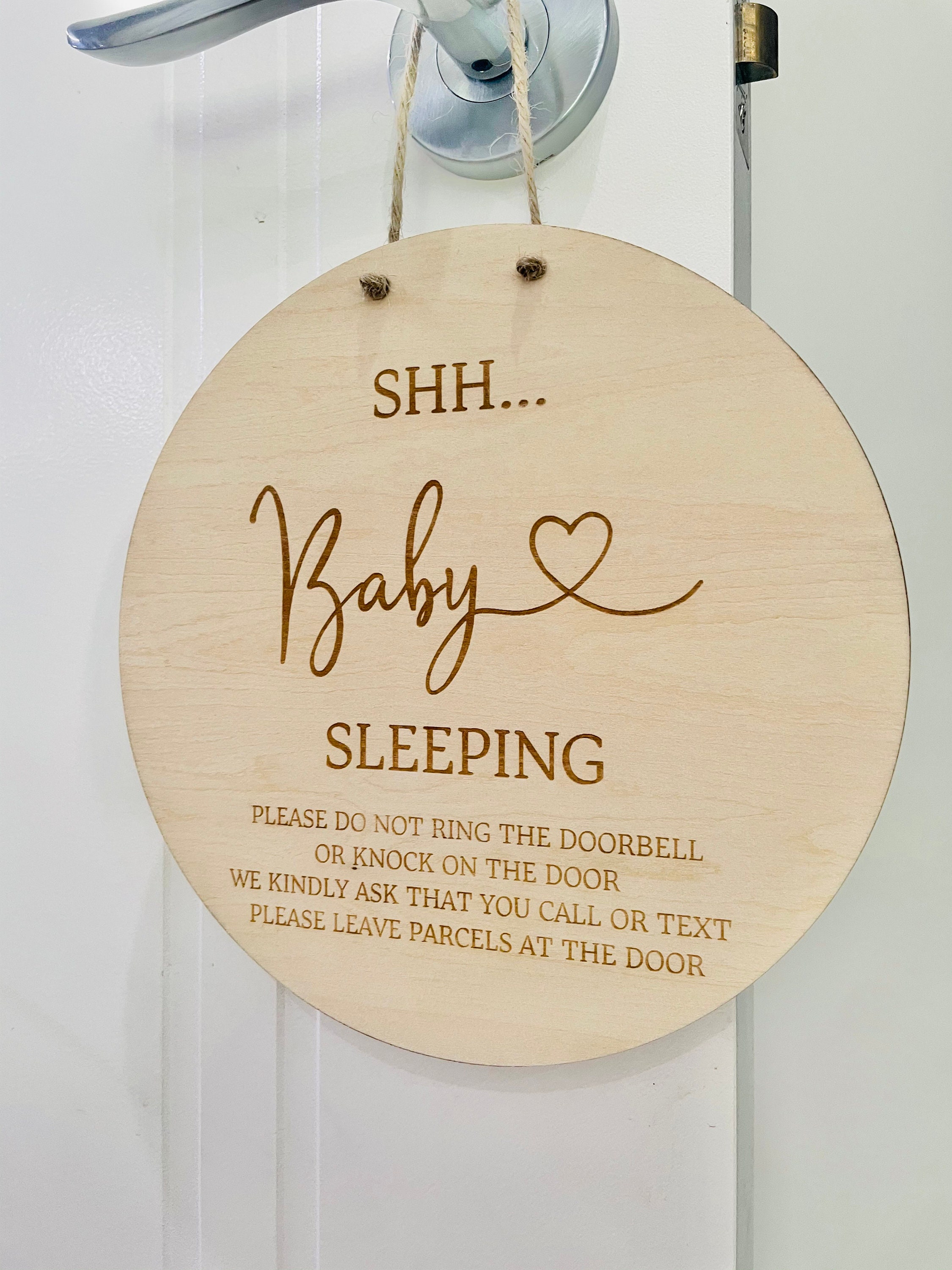 CAKIROTS Shh... Baby Sleeping Sign - Placa De Pared Moderna De Madera Blanca De 10 X 6 Pulgadas Con Cuerda De Yute Para Colgar