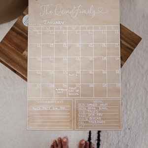 Calendário mensal personalizado para família, de acrílico e madeira, para pendurar – Quadro branco | Design de coração personalizado | Organizador familiar | Central de comando residencial