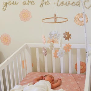 Móvil floral de margaritas para cuna de bebé: móvil hecho a mano, decoración bohemia de flores para guardería, móvil para bebé en tonos pastel suaves, regalo para baby shower.