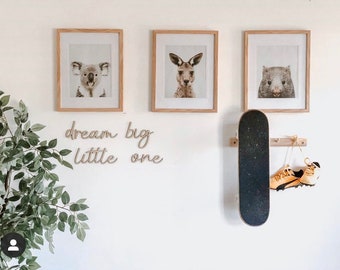 Dream Big Little One - Holzwand aus Holz, Schreibschrift fürs Kinderzimmer | Inspirierende Baby Zimmer Zeichen | Kinderzimmer Zitat | Handgemachtes Holzschild
