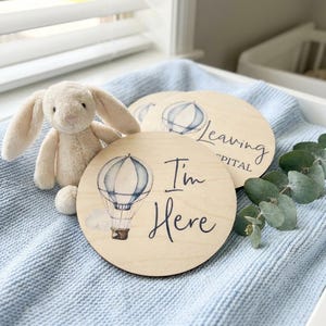 「I'm Here」熱気球の木製ベビーマイルストーンカード – パーソナライズされたベビーメモリーカード | ベビーシャワーギフト | 保育園の記念品