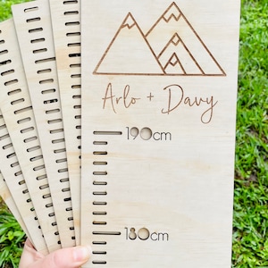 Personalisierte Messlatte aus Holz – Gebirge Design mit individuellem Namen – Handgefertigte Messlatte aus Holz – Perfekt für das Kinderzimmer, Kinderzimmer oder Spielzimmer