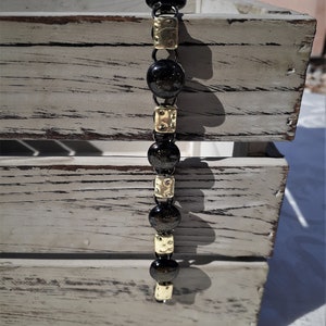 Link bracelet with dark glass and gold
