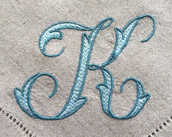 Monogrambroderade tygservetter med fin chevronbokstav. Bordslinne. Julmatsal. Linneservetter. Tygservetter.