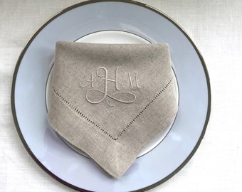 Monogrammed Embroidered Linen Napkins / Personalized Table Linens/ Cloth Napkins/ Fine Linens/ Wedding Gift / Anniversary Gift