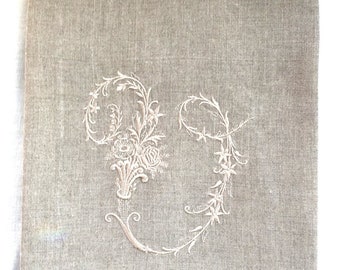 Personlig monogramkökshandduk eller gästhandduk broderad på viktorianska blombokstäver i linne, vintagedesign, ton i ton. Vintagestil.