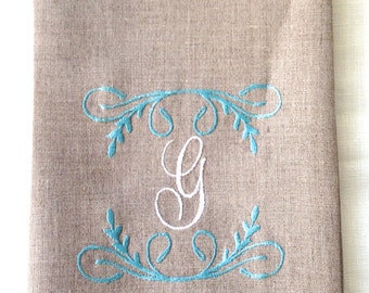 Torchon monogrammé, serviette d’invité ou une serviette à la main.  Brodé sur du lin naturel.  Personnalisé.  Cadeau d’hôtesse.  Cadeau de vacances.