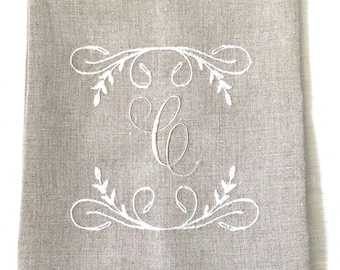 Monogrammerad kökshandduk eller gästhandduk broderad på linne. Värdinnans gåva. Fint linne