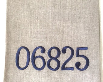 Código postal personalizado de toalla de plato bordado o toalla de invitado en ropa de cama natural.  Ropa fina. Regalo de anfitriona.