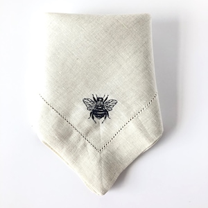 Embroidered Napkins / Cloth Napkins / Dinner Napkins / Linen Napkins / Table Linens / Bee Design/ Wedding Gift / Hostess Gift