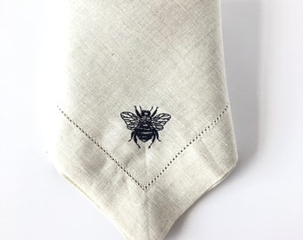 Embroidered Napkins / Cloth Napkins / Dinner Napkins / Linen Napkins / Table Linens / Bee Design/ Wedding Gift / Hostess Gift