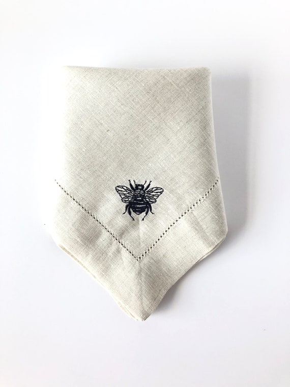 Embroidered Napkins / Cloth Napkins / Dinner Napkins / Linen Napkins / Table Linens / Bee Design/ Wedding Gift / Hostess Gift