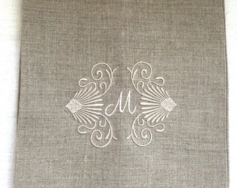 Monogram kökshandduk eller gästhandduk broderad på linne med snäckskalmönster. Personlig. Värdinnans present.