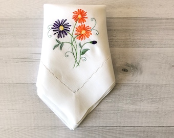 Broderade linneservetter. Tygservett. Broderade blomservetter.