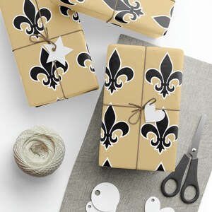 Papel de regalo con diseño de flor de lis de Nueva Orleans, fútbol de Luisiana, negro y dorado imagen 3