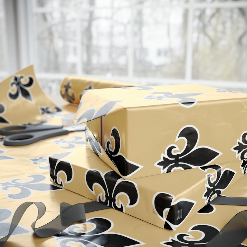 Papel de regalo con diseño de flor de lis de Nueva Orleans, fútbol de Luisiana, negro y dorado imagen 1