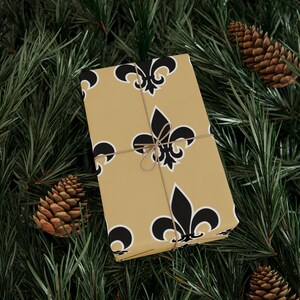 Papel de regalo con diseño de flor de lis de Nueva Orleans, fútbol de Luisiana, negro y dorado imagen 2