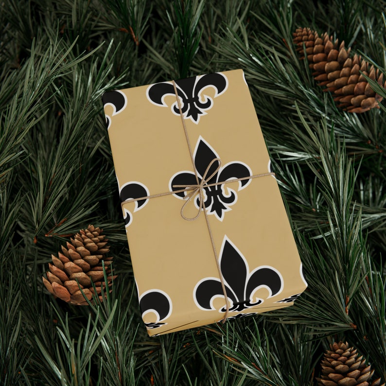Papel de regalo con diseño de flor de lis de Nueva Orleans, fútbol de Luisiana, negro y dorado imagen 2