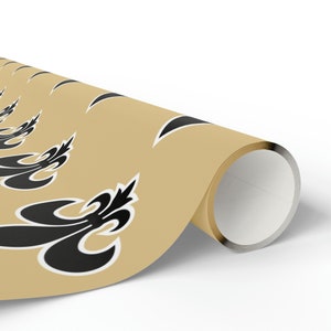 Papel de regalo con diseño de flor de lis de Nueva Orleans, fútbol de Luisiana, negro y dorado imagen 5