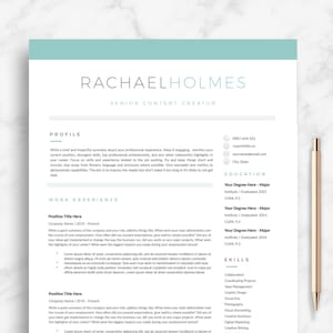 以下が含まれることがあります： 薄い青と白の履歴書テンプレートで、ターコイズブルーのヘッダーが付いています。この履歴書は、シニアコンテンツクリエイターのレイチェル・ホームズ用です。履歴書には、連絡先情報、職務経歴、学歴、スキルが記載されています。