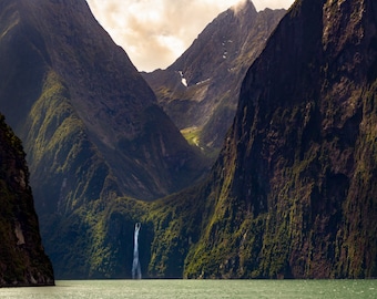 New Zealand Milford Sound Fotographie - Berge und Fjord Wasserfall Print - Heimtextilien Innenwand Kunst - Wasser, grün, blau