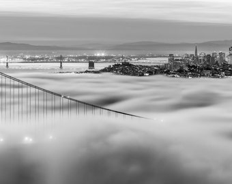 Fotografia in bianco e nero di San Francisco - Golden Gate Bridge Print - Nebbia monocromatica di San Francisco sulla baia e sulla città Sunrise Panoramic